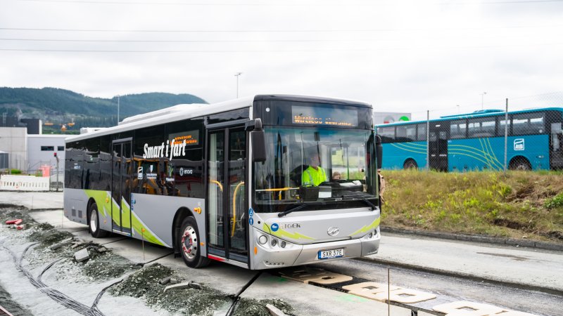 En elektrisk buss prøvekjører den elektriske veien.