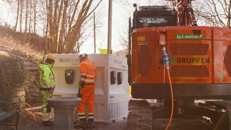 Byggeplass med elektriske anleggsmaskiner og kjøretøy.