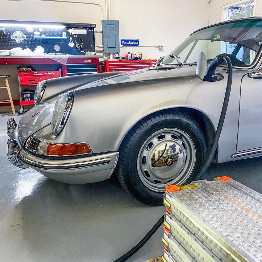 En Porsche 912 fra 1966 med påkoblet ladekabel.