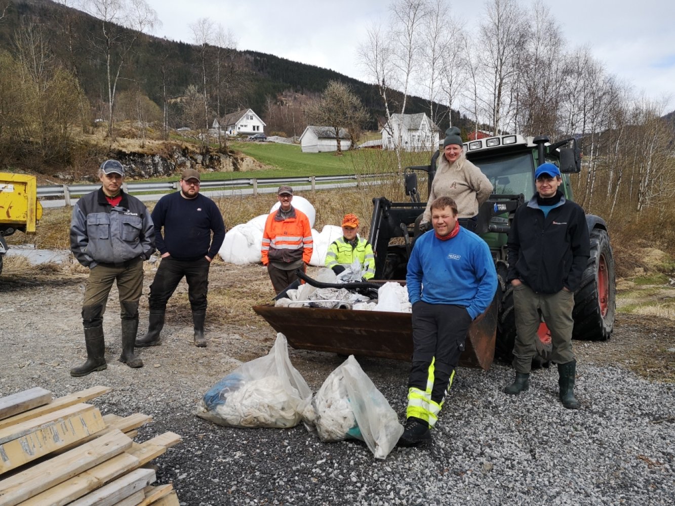 Bildet viser Naustdal Bondelag som har ryddet plast.