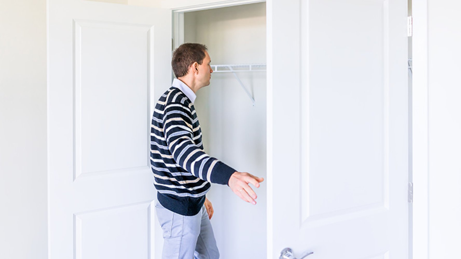 Mann sjekker garderobe.