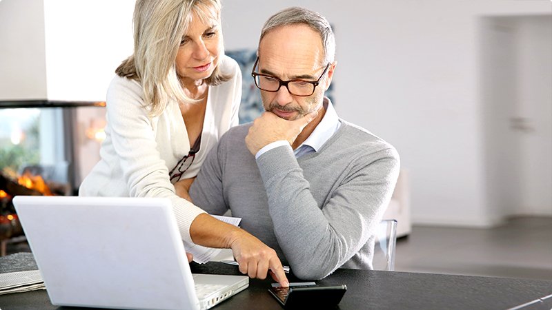 Et eldre par regner på pensjonen sin.