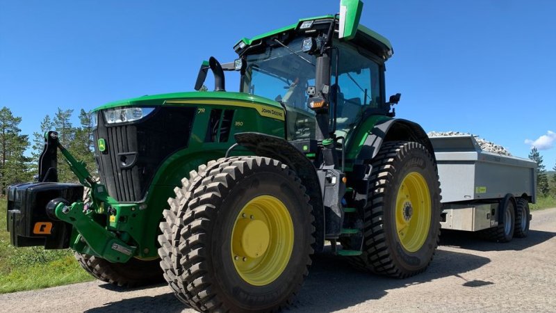 Traktor av typen John Deere 7R350.