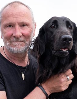 Trond J. Hansen og hunden Lucy