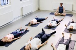 Yoga kan være godt for både kropp og sjel. Mikkel Dahl Lund i lotusstilling. Foto: Nicki Twang.