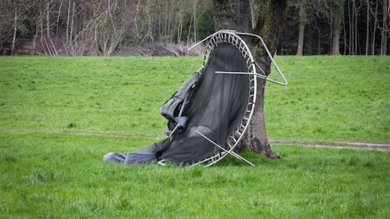 Uvær. Ødelagt trampoline tatt av vinden.