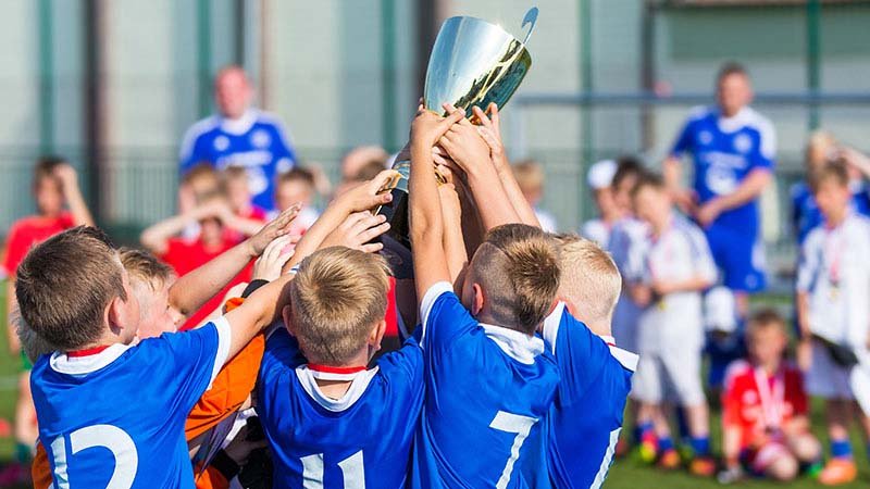 Fotballturnering for barn. Pokal. Jubel og seier.