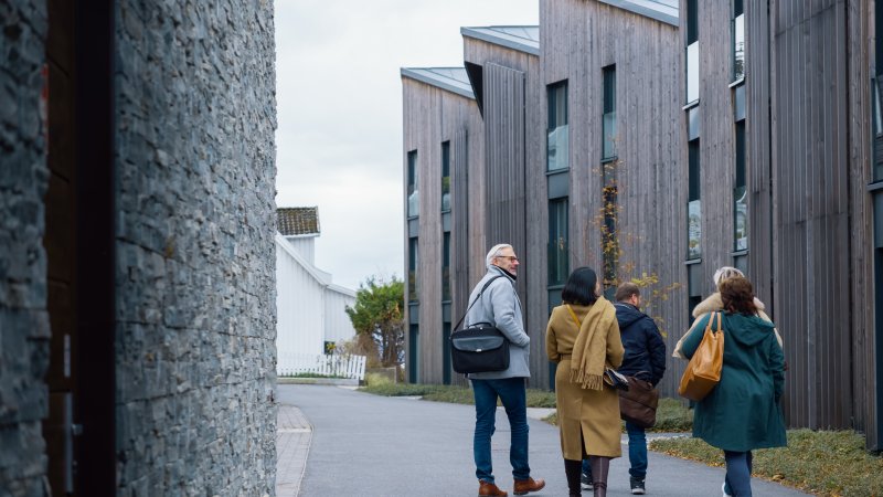 Gruppe på 5 på vei til boligbefaring.