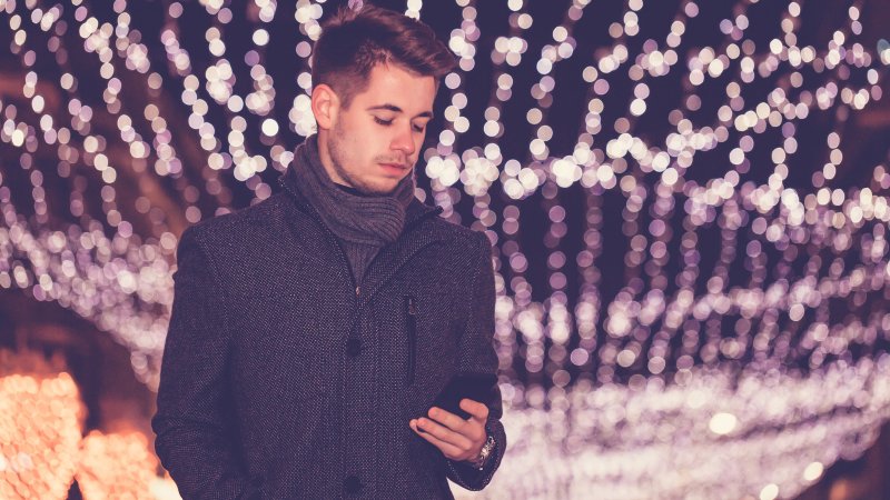 gutt ser på mobilen