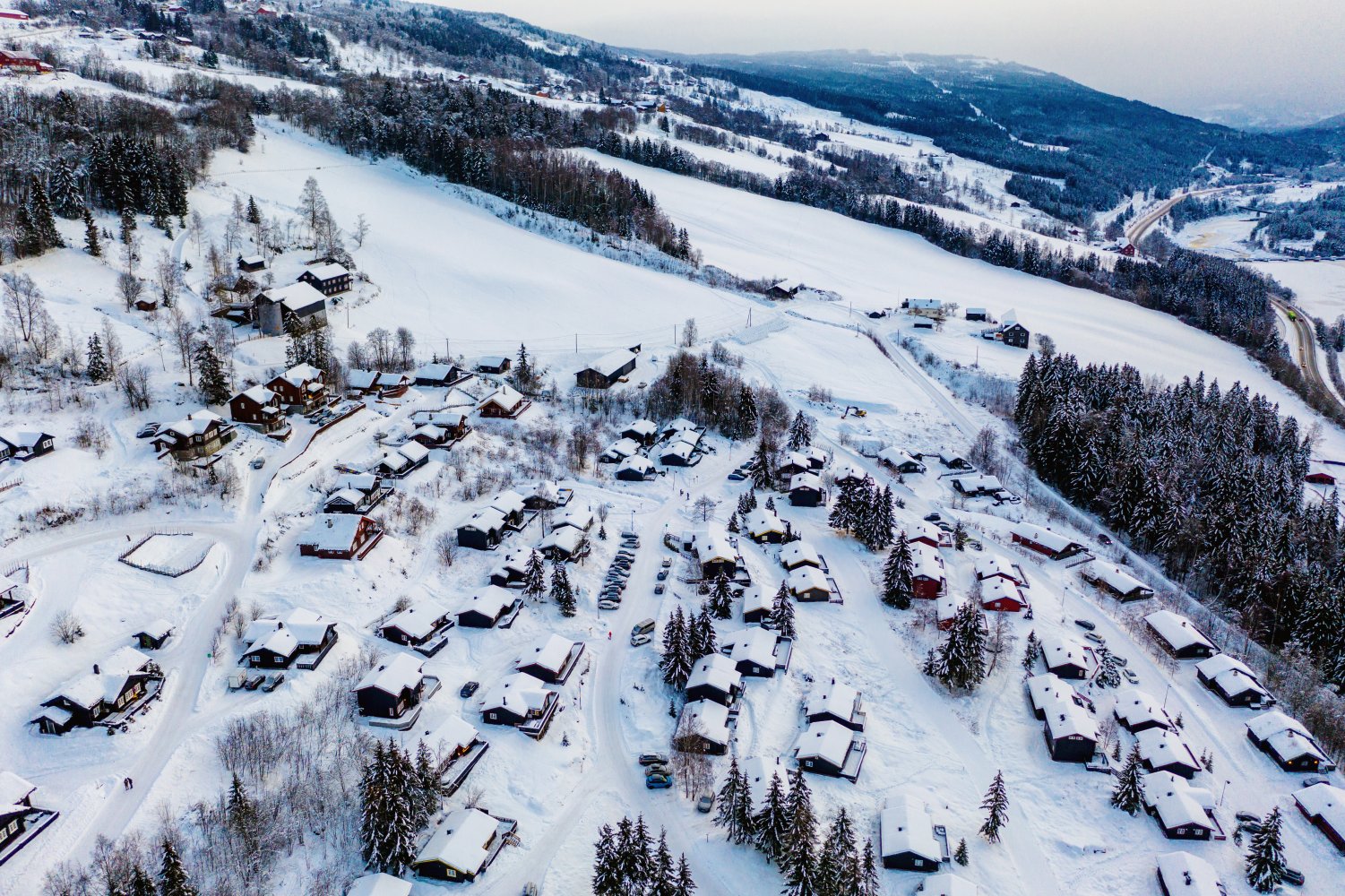 Et snødekt hyttefelt