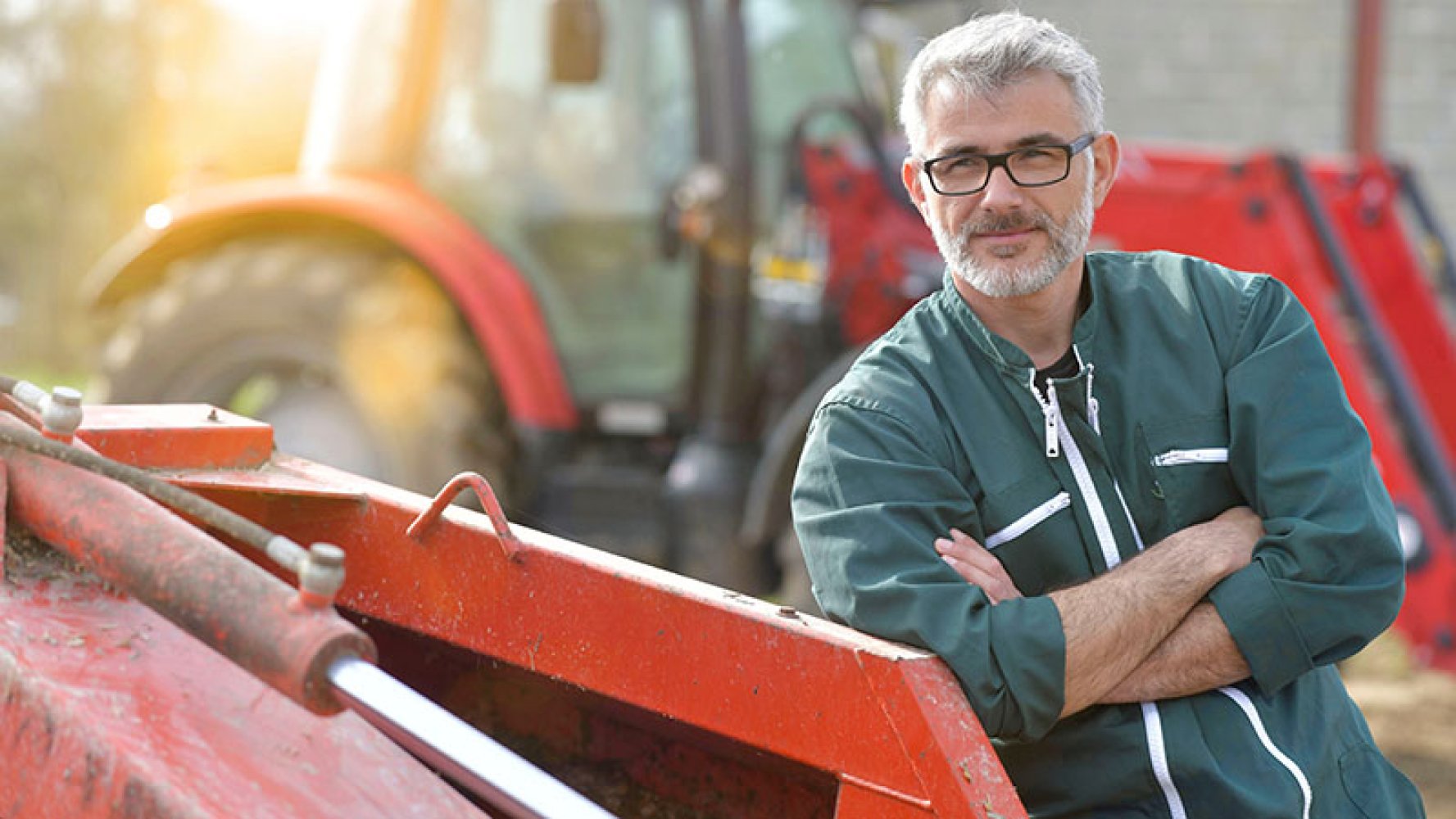 Mann lener seg på en traktor