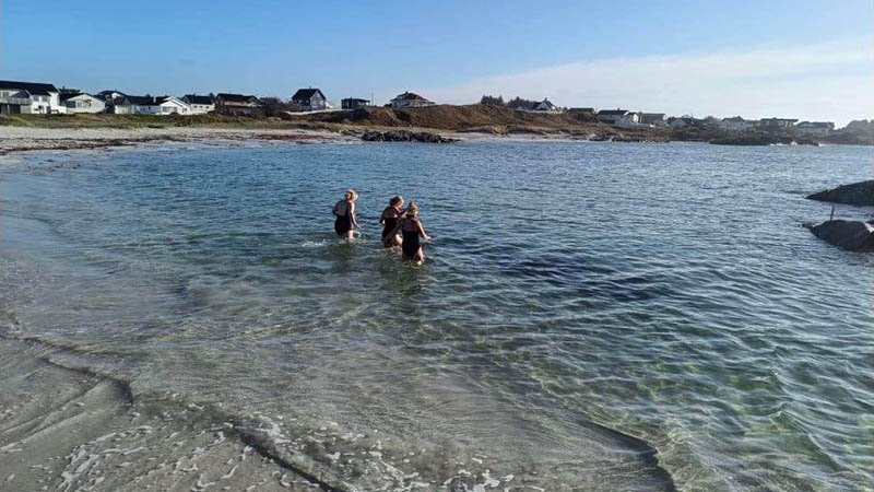 Isbadere på Åkrasanden på Karmøy