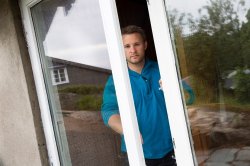 Tømrer og Gjensidige-rådgiver Simon Andre Olsen. Foto: Sverre Christian Jarild