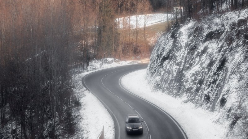 Bil. Snø. Nedbør. Kaldt