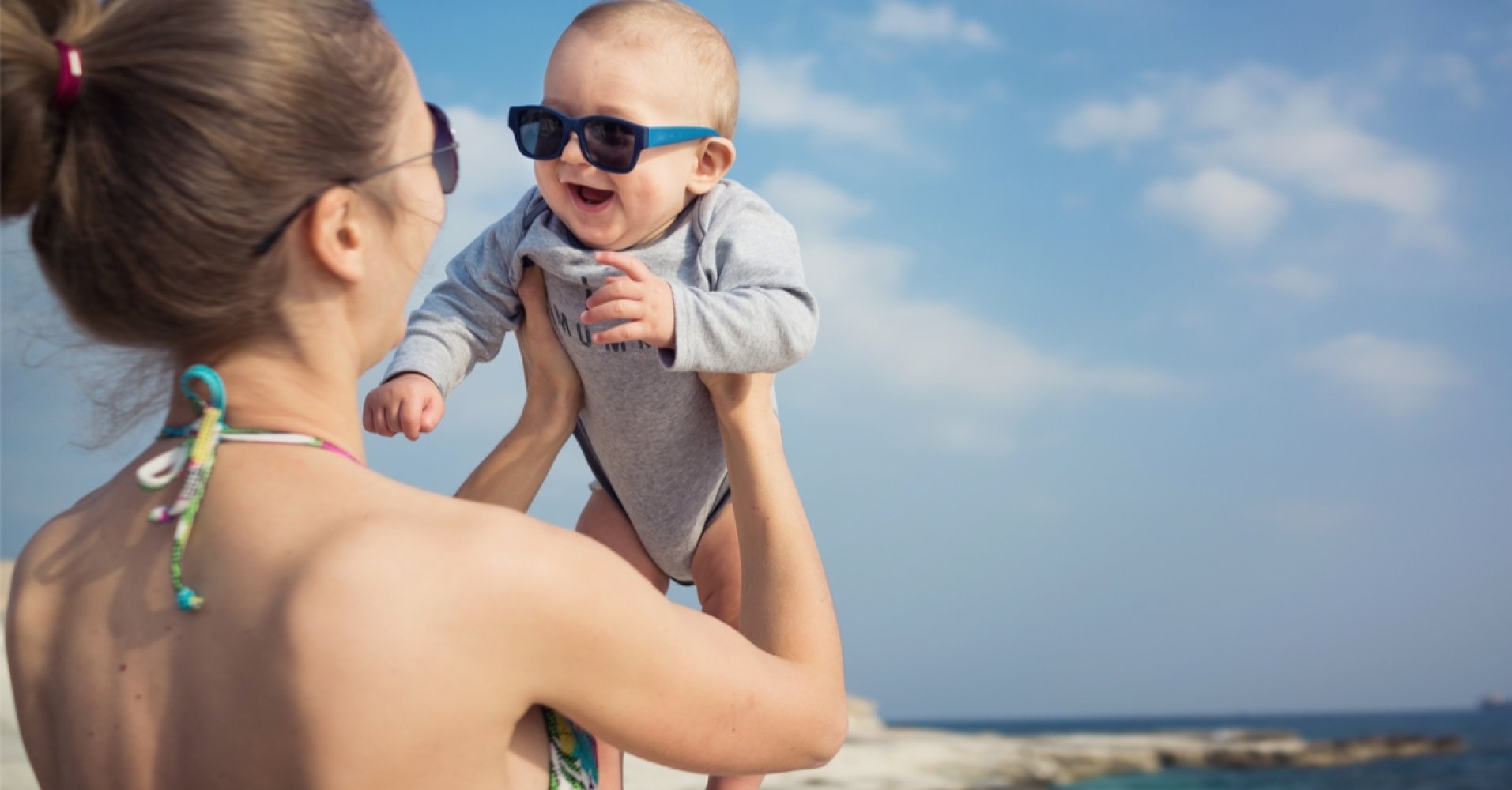 Mor og baby på stranden