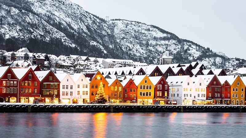 Bergen. Brygge. Vinter. Vann. Snø