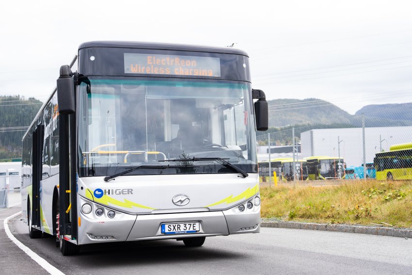 Den sølvfargede kinesiske Higer-bussen.