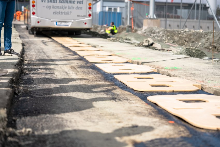  82 meter med elektromagnetiske spoler ligger midt i veien.