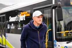 Pål Preede Revheim står foran pilotbussen.