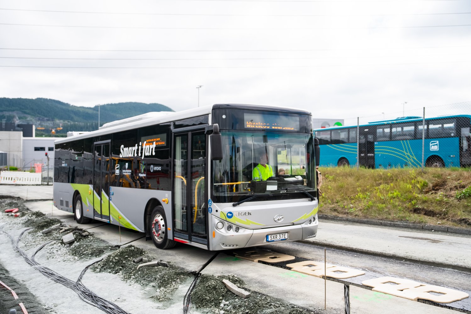 En elektrisk buss prøvekjører den elektriske veien.