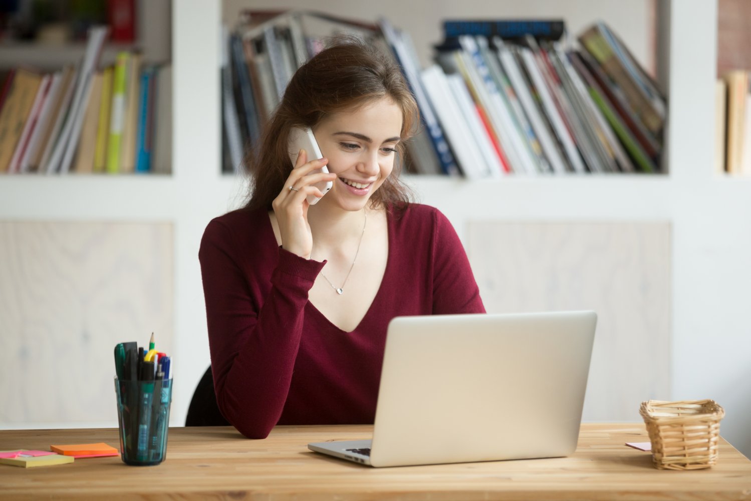 Bildet viser en kvinne som snakker i telefon