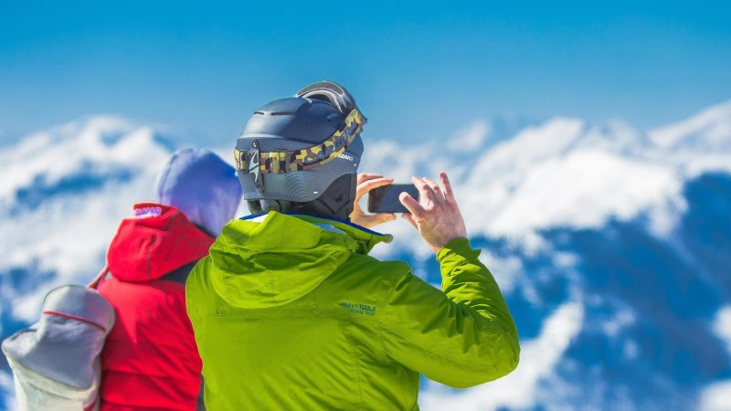 Skitur. Fjell. Tar bilde med mobilen. Klarvær