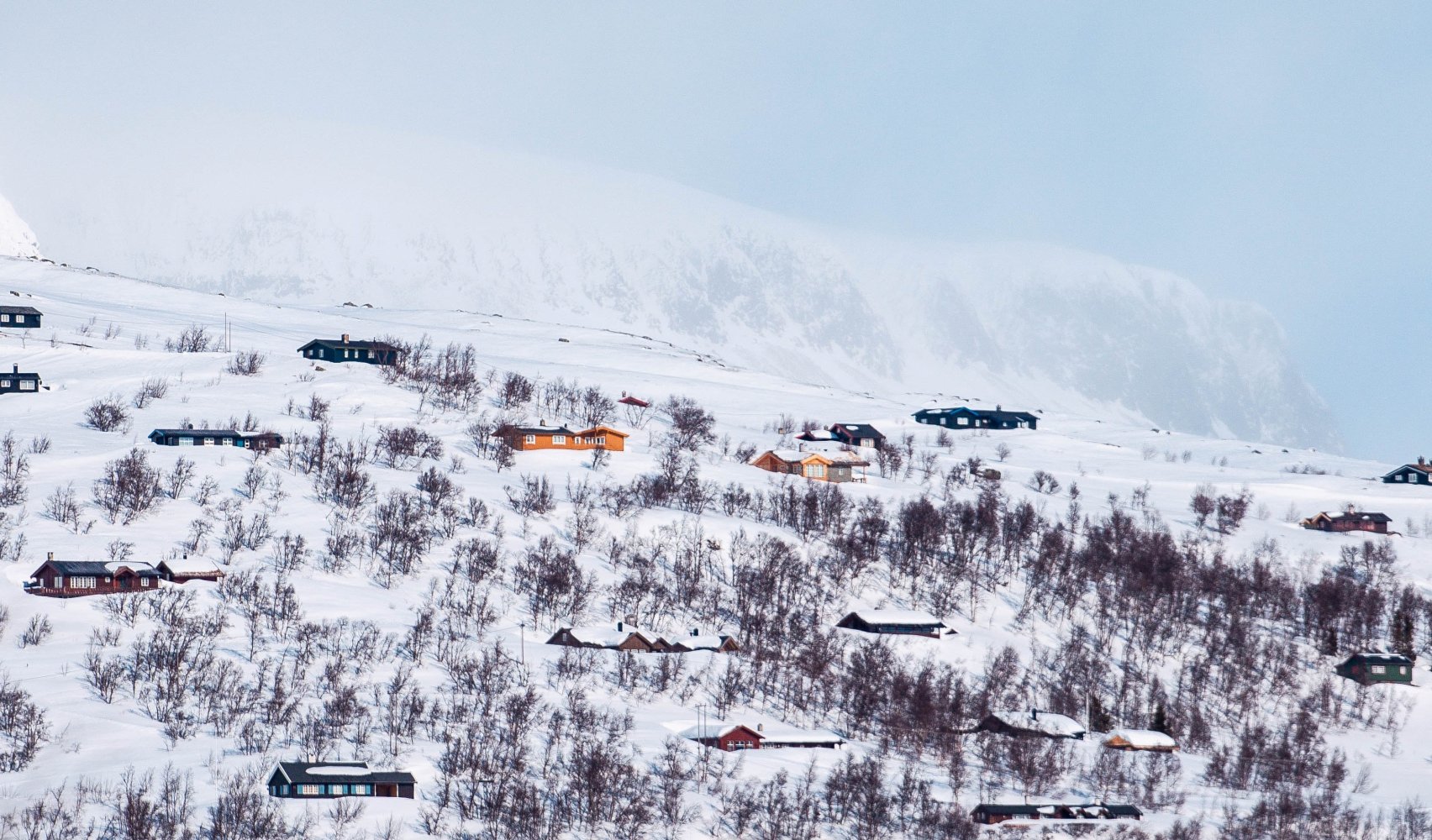 Fjellhytte ved et vann i Hordaland.