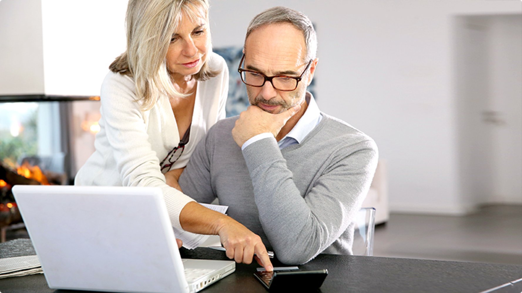 Et eldre par regner på pensjonen sin.