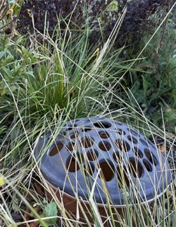 En egen kum i regnbedet kan ta unna vann hvis det blir oversvømmelse i regnbedet.