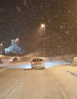 Bil på vinterføre om kvelden