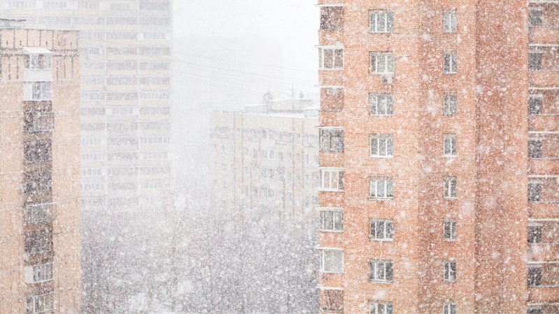 Boligblokker. Snø i lufta.