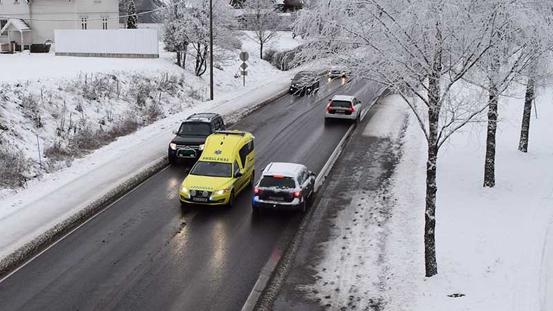 Utrykning. Vei. Vinter. Ambulanse. Biler.