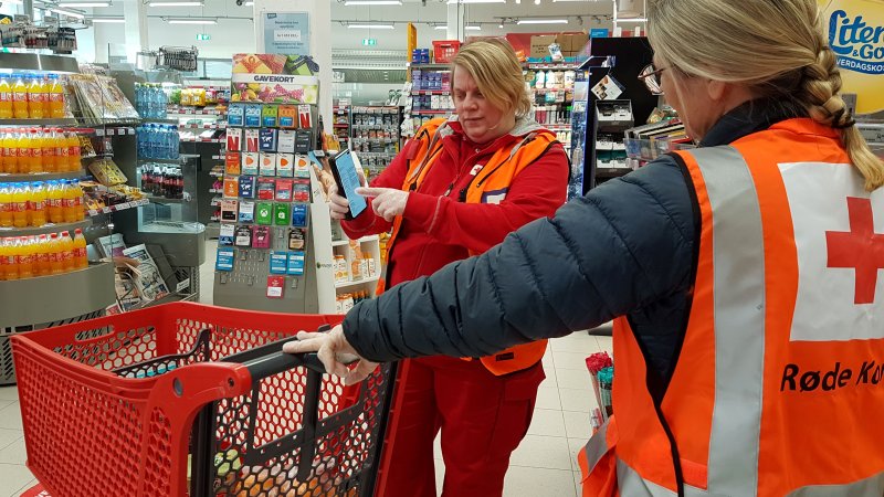 Eid Røde Kors har avtale med Stadt kommune om å kjøre ut mat til menneskene som ikke kan handle selv under korona-situasjonen. Her er det hjelpekorpsene Annie Hellebust og Unni Kiviranta som står for handlinga. Foto: Jacob Leivdal Haavik, Eid Røde Kors