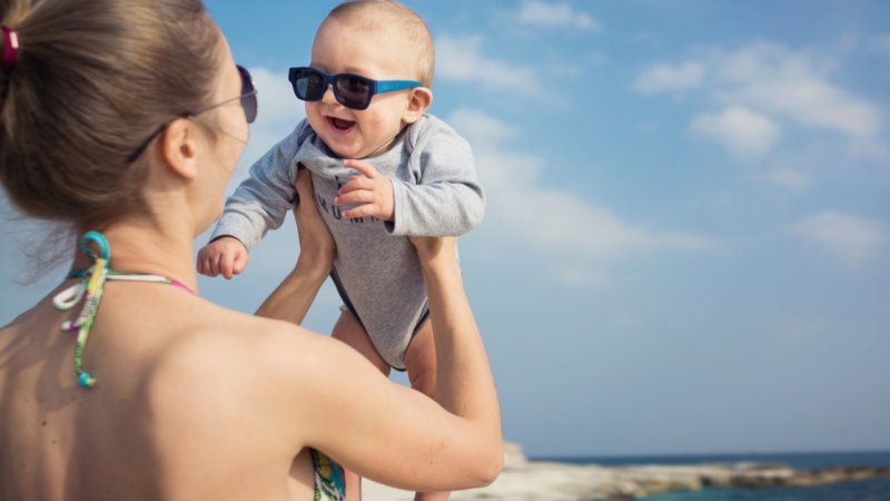 Mor og baby på stranden