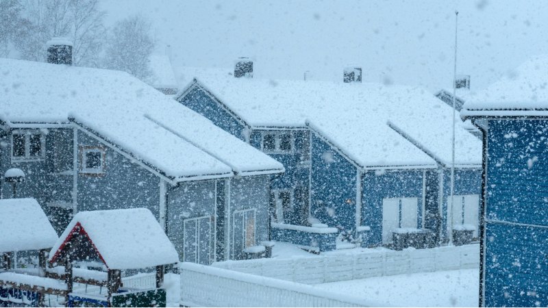 Vinter. Snø. Hus.