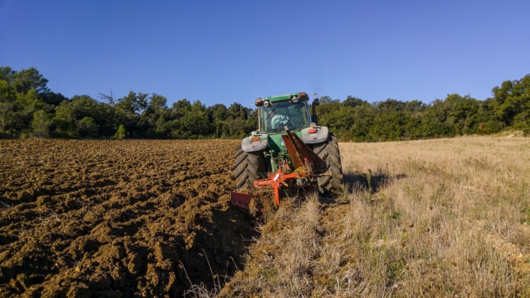 Traktor på åker.