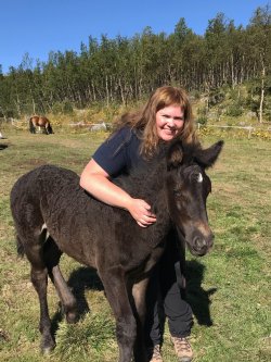 Frøydis Barstad er avbildet sammen med en hest.