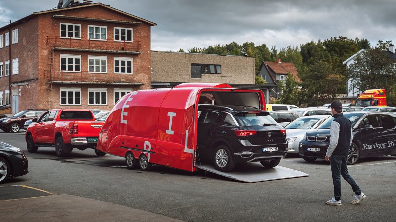 Rebil henter en bruktbil og kjører den inn i en biltilhenger.